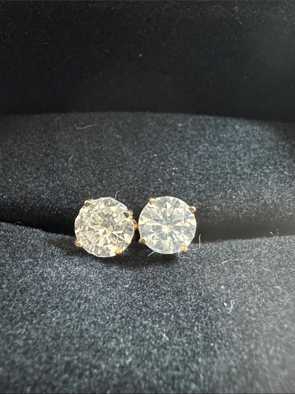 Classic Round Clear Stone Stud Earrings - Gold Setting